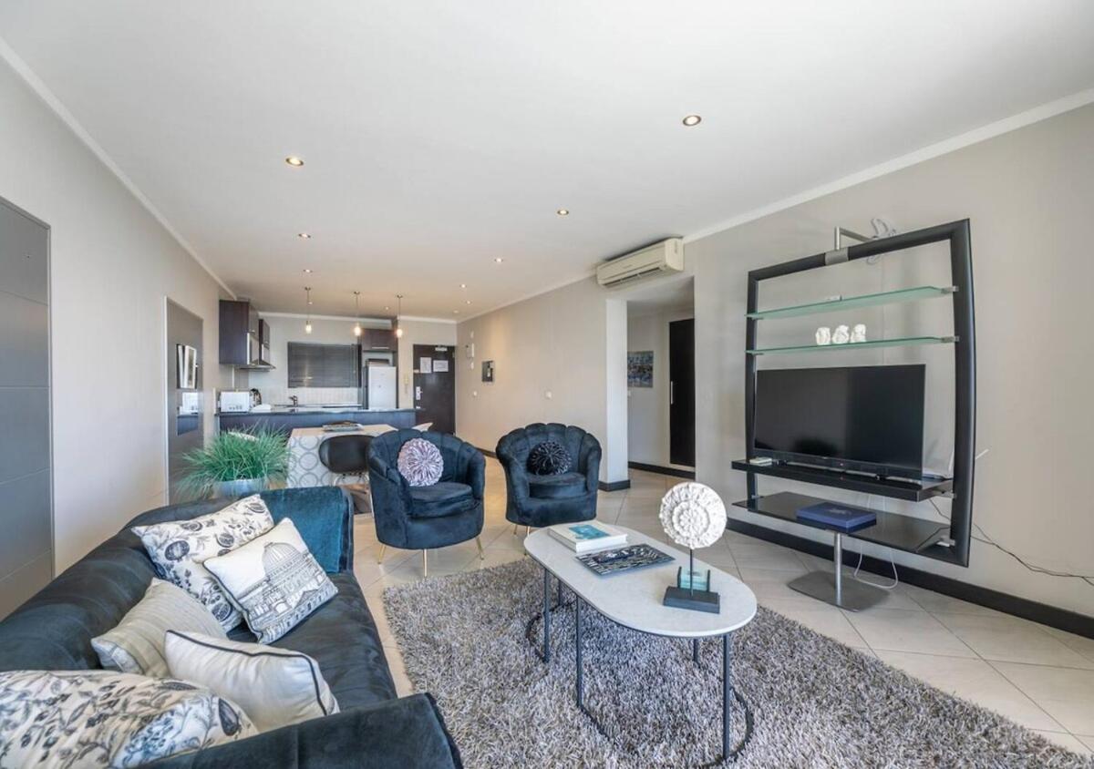 Luxury Living At The Icon Apartment *